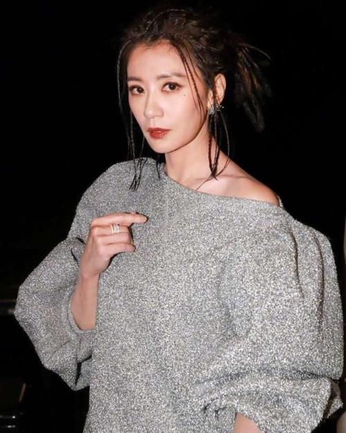 『中年』贾静雯藏不住的“中年走形”，未修图皱纹明显，身材走样腰腹臃肿