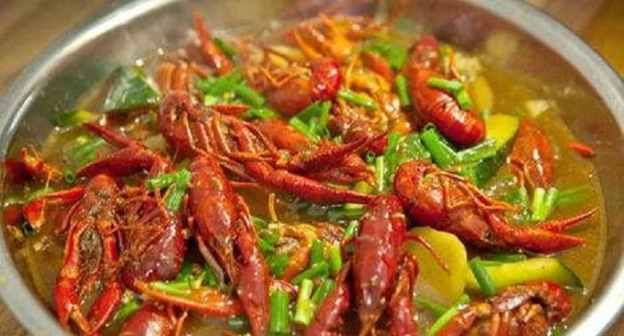 起锅烧油，油热后，放入葱、姜、蒜爆香，接着再把小龙虾下入，放盐、干辣椒、大料、桂皮、香叶，生抽、老抽、白糖、生抽、老抽一起翻炒，然后再加入一瓶啤酒，然后慢慢炖煮至熟，再大火收汁即可。
