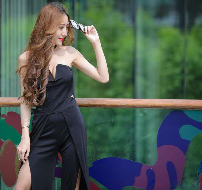 气质小姐姐黑色晚礼服秀出丰腴身材，造型摆的很到位