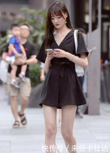  气质■街拍：温柔之至的美女，穿浅蓝色连衣裙，气质温婉动人