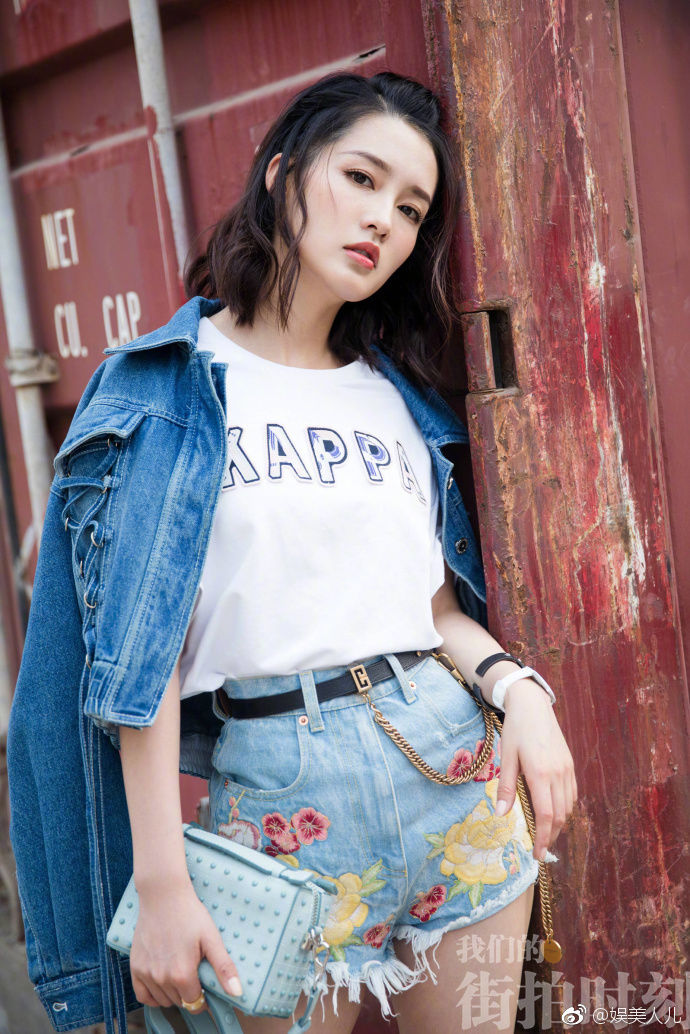 李沁时尚街拍大片，碧绿色高跟凉鞋加牛仔短裤展现美腿和美脚丫