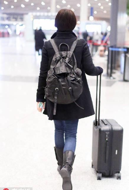 袁泉一脸素颜现身机场，网友:真实脸，不嫌弃，美出新高度!