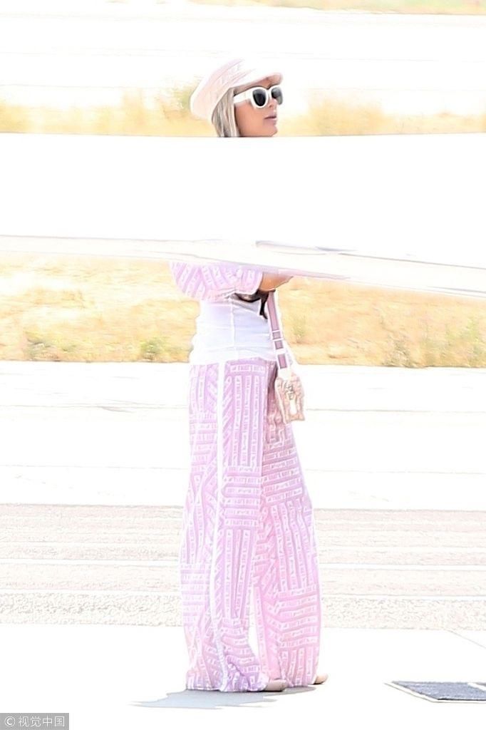 帕丽斯希尔顿与未婚夫乘私人飞机度假 脱外套搬行李亲力亲为变女