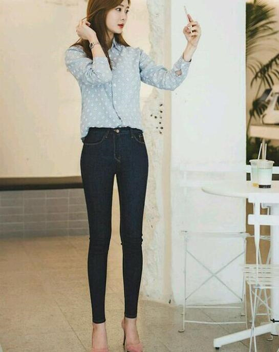女神搭配：优雅气质的牛仔裤美女，身材凹凸紧致，女神范十足！