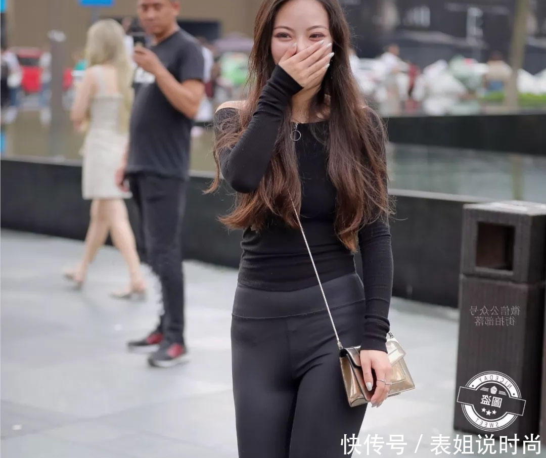 千娇百媚人间尤物，前凸后翘的小姐姐，紧身装勾勒出傲人身姿