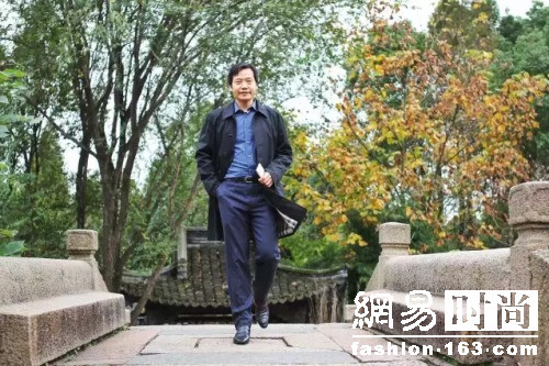 上市后 雷军竟穿168元破洞牛仔裤背包变身时髦军