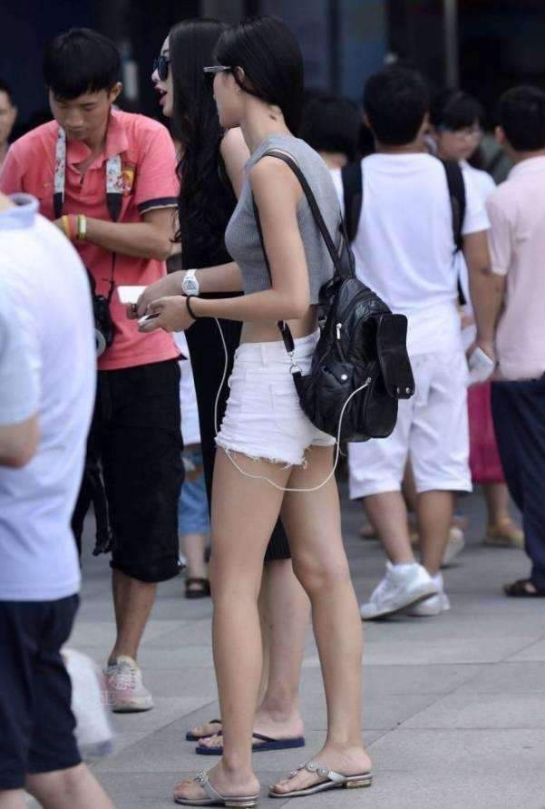 穿着黑色连衣裙的美女，笑起来的感觉给人一种成熟女人的味道！