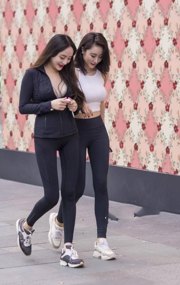 时尚街拍,美女这时尚看上去很性感,不知道会不会热啊
