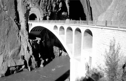 唯一一座不准拍照的大桥，24小时派军守护，为建桥牺牲一个排！