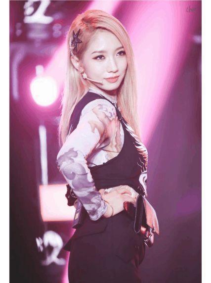 山支大哥孟美岐厉害了!锡箔靴子加纹身,网友:霸气到不行