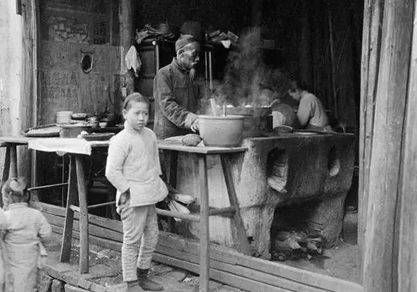 美国人在鞋盒里发现了6000张中国老照片，轰动全世界