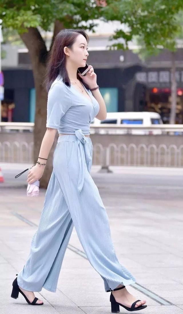 街拍：身材丰腴气质温婉的美女，是你渴望的类型