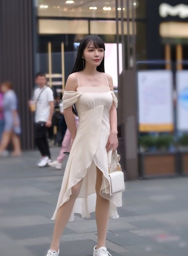  『短袖T恤』街拍：一字肩的吊带紧身裙，性感而清纯
