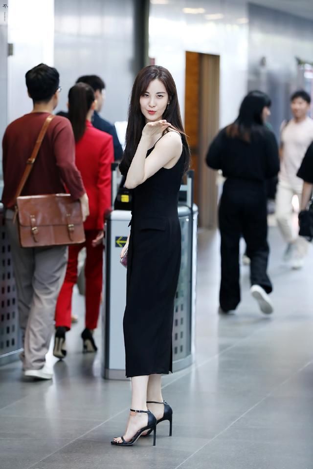 徐贤穿这条裙子前后都开叉了,却被鞋子抢镜,脚上创可贴惹人心疼