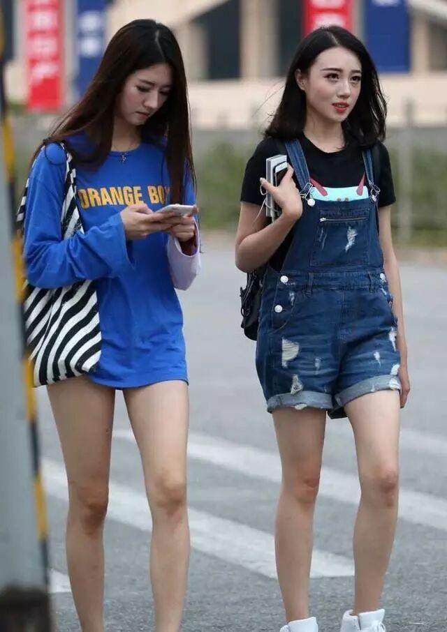 街拍: 图4美女穿半透视装好清纯, 你想和她在奶茶店邂逅吗