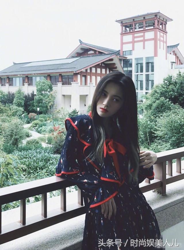 鞠婧祎穿绿色T恤搭配牛仔短裤，美出新高度，确定不是人造美女！