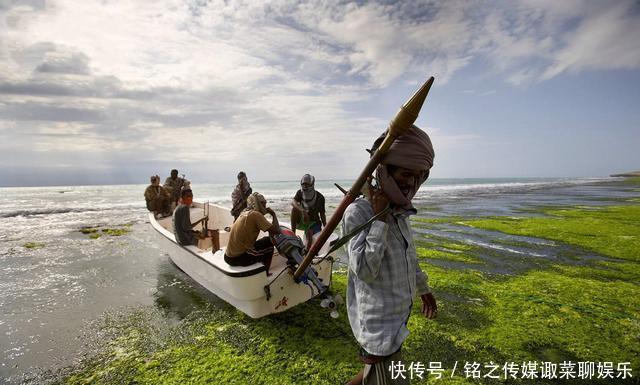 肥肉@两万吨昆仑号被当肥肉?44艘快艇围堵,刚亮武器,海盗掉头就跑