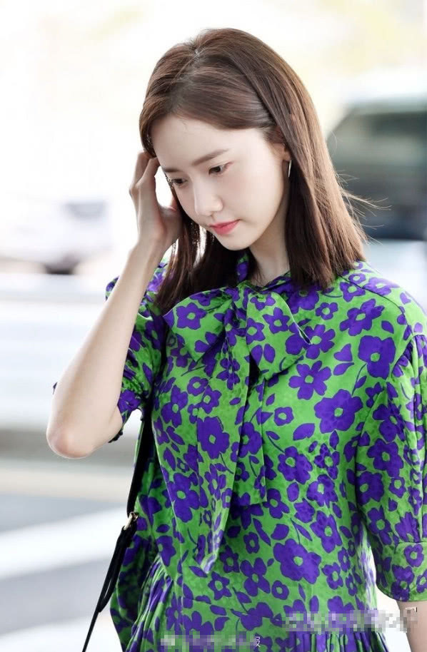 太佩服林允儿！这么俗气的裙子竟穿出甜美风，国民女神真不是虚的