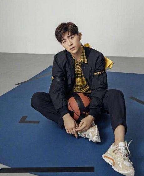 邓伦太皮了吧，安全带”系腰上，转身后书包里的东西亮了？