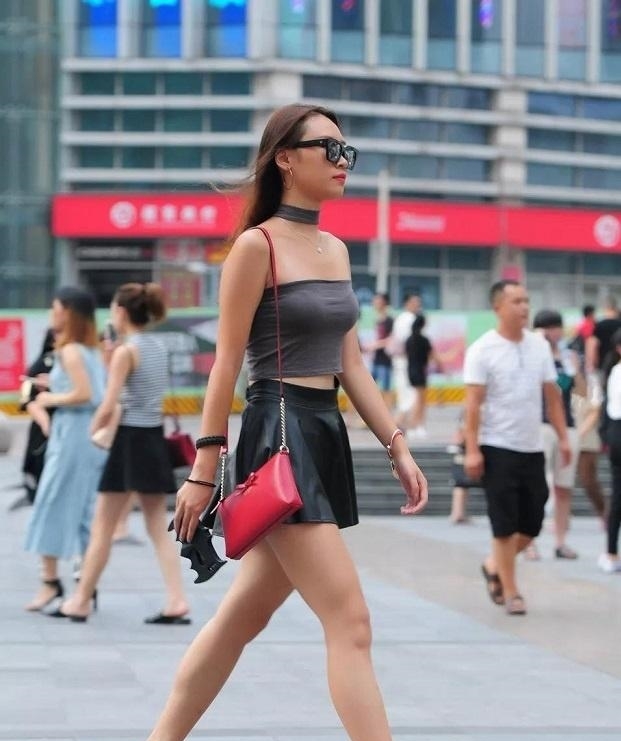 美女:抹胸短裙美女,性感身材回头率极高