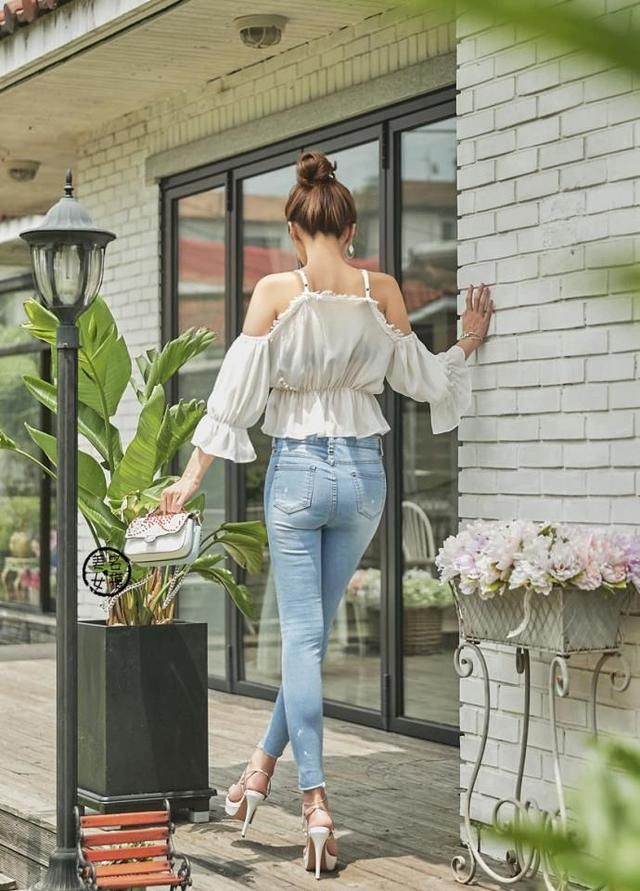 紧身牛仔裤恰到妙处呈现女人魅力增添你的女人气质