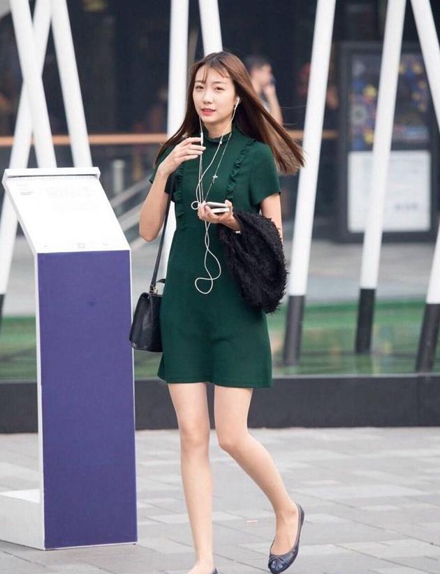 朝气蓬勃的女生, 轻松自然穿搭, 打扮起来特别上镜