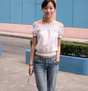 韩雪脚上穿着一双“海草鞋”，却出乎意外的美 网友:我也想买