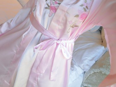 时代变了!农村女人也穿起了甜美睡衣，羞涩的样子可爱极了