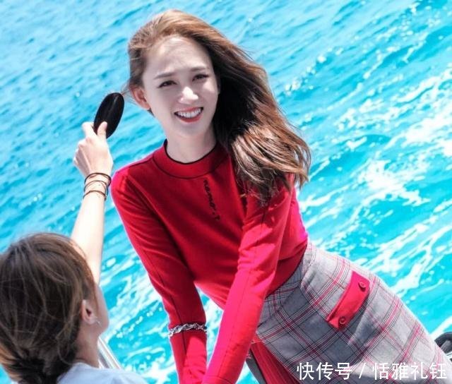 巴掌：穿红裙子显“巴掌腰”，身材好到令人羡慕！，“冻龄女神”陈乔恩