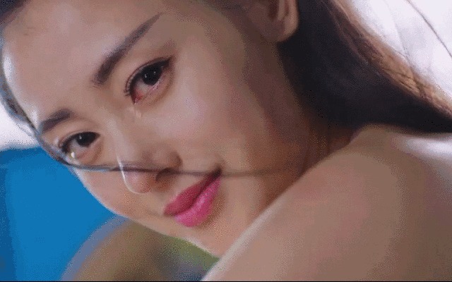 张天爱这条裙子正面极其平淡，可当她转身的瞬间，时间都静止了