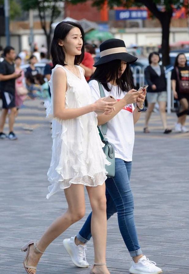 街拍：图一S型身材充满了诱惑，包臀裙展示出女生独有的曲线美