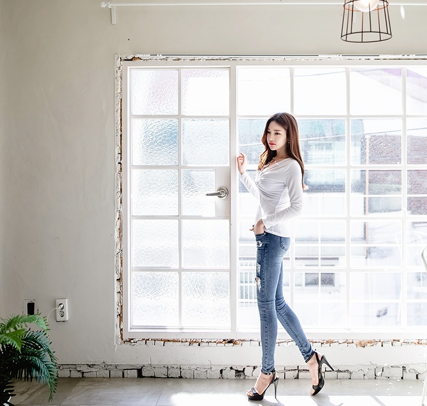 街拍:年轻活力的牛仔裤美女,秀出纤细小蛮腰,很有吸引力!