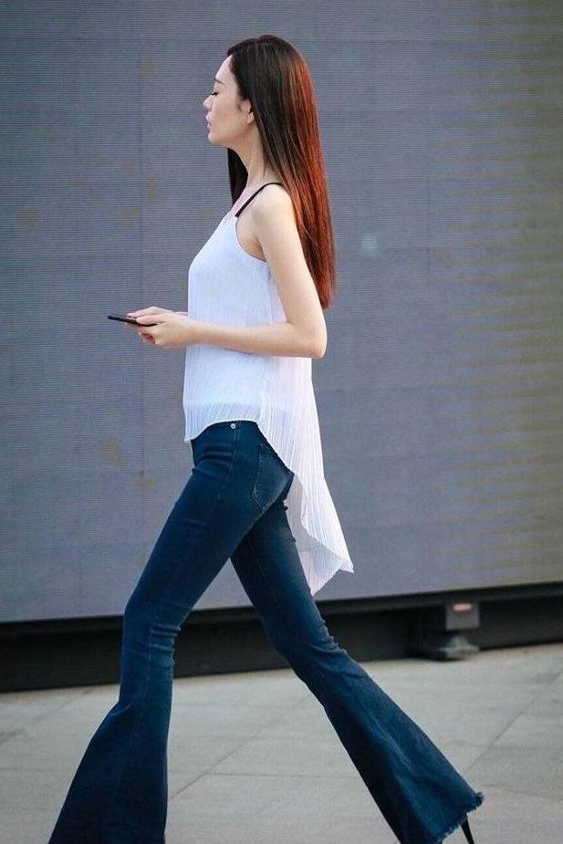 街拍：美女虽不是曲线身材，但胜在高挑人也漂亮，也很有感觉