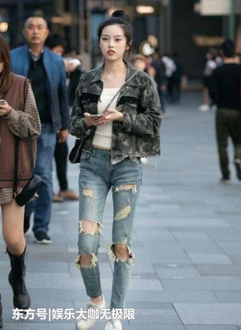  [碎花]街拍：青春靓丽的美女，一件白色背心配碎花短裙，十分迷人