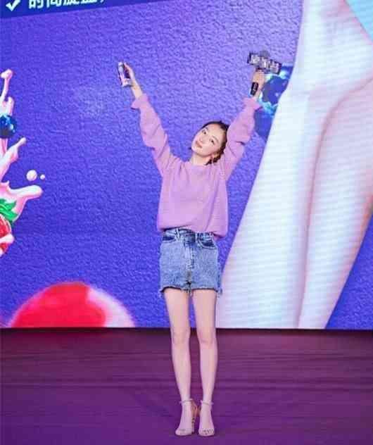 周冬雨的腿太厉害，“筷子”都没有她直，“圆规”都没她形好