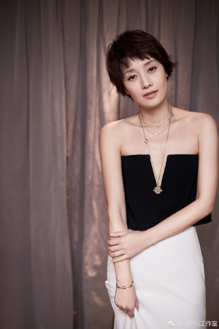 马伊琍身穿露背紧身连衣裙，短发大妈也那么有女人味，真会穿呀！