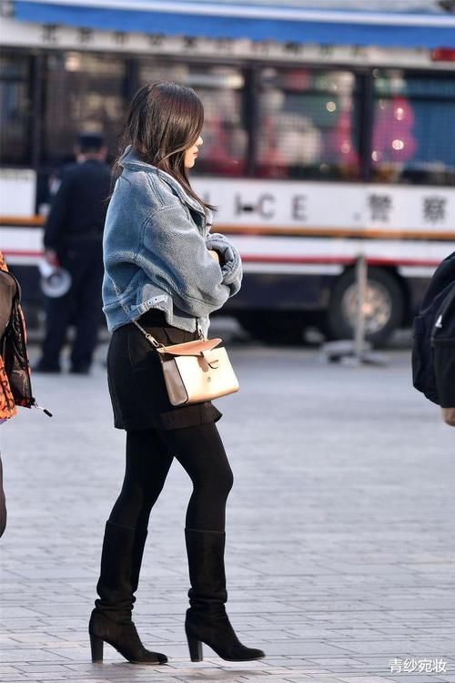  美女：美女穿长款羽绒服，修身裤搭配毛绒绒的棉鞋，显出纤瘦身材