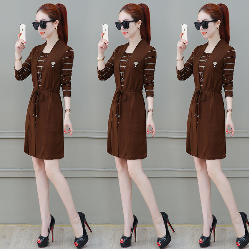 一旦过40，尽量少穿牛仔裤!瞧下图女人穿，洋气美嫩不输小姑娘