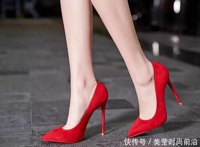 搭配丝袜加高跟鞋，绝对可以迸发出无限的迷人魅力