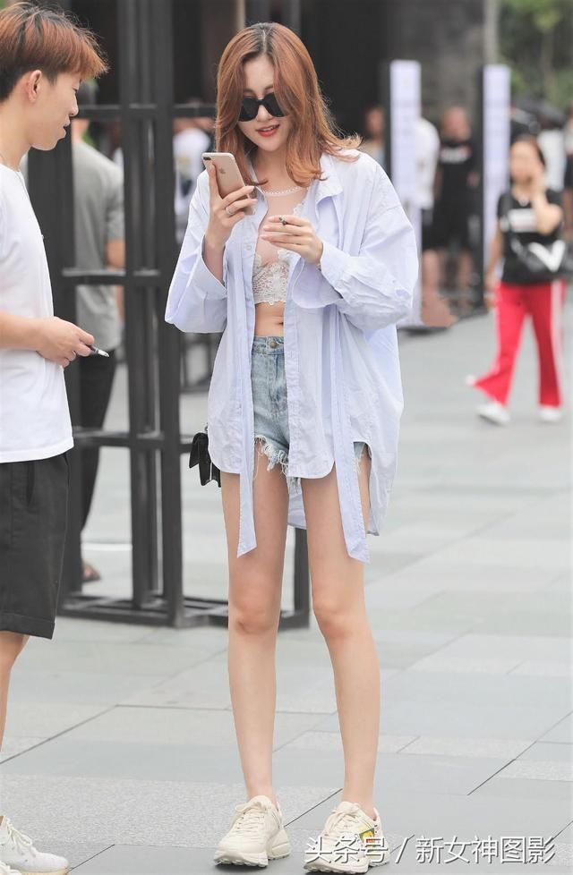 街拍美女：热裤、吊带裙、包臀裙，你喜欢看哪个？