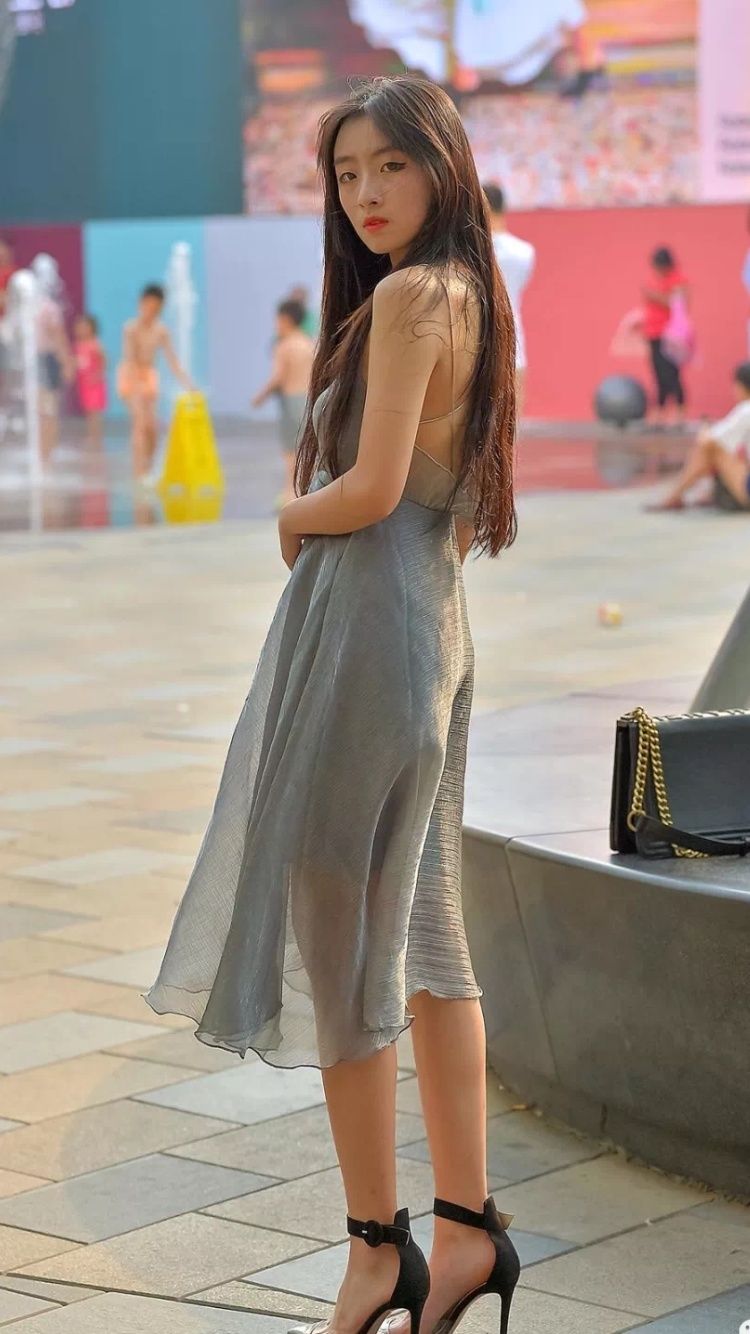 性感街拍丨穿薄纱裙的小姐姐戏好足呀，不过你会喜欢!