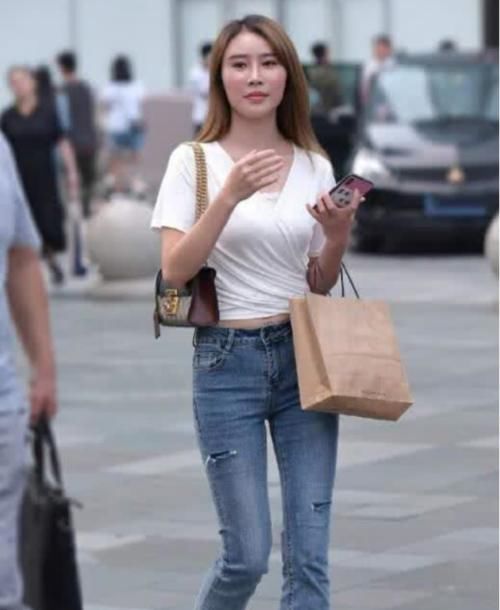  「金发」“眯着眼”的破洞牛仔裤，金发女神的小红脸，网友：真迷人！