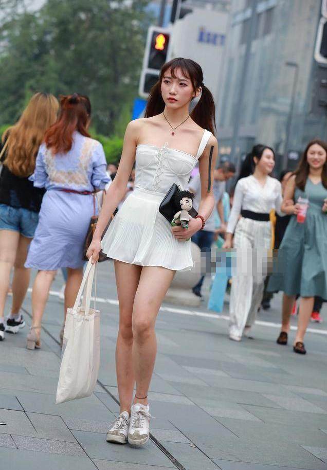 街拍: 图3小姐姐吊带显性感, 图5美女甜美且诱人, 你更喜欢谁