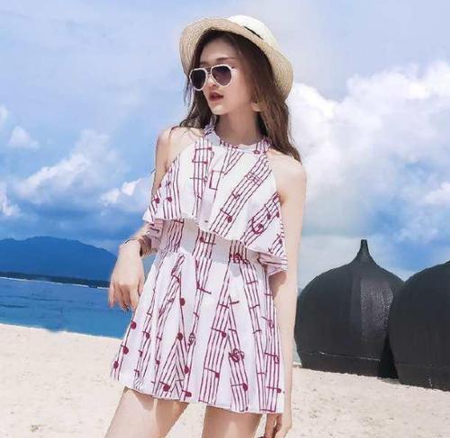 泳衣小姐姐，无疑是一道靓丽的风景线，彰显时尚女人味！