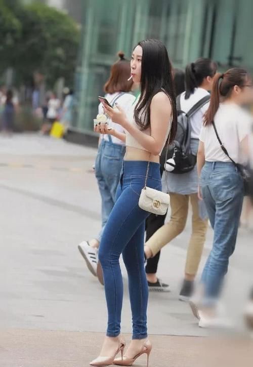  『穿着』路人街拍，小姐姐清新脱俗，穿着一件针织的背心，十分的有魅力