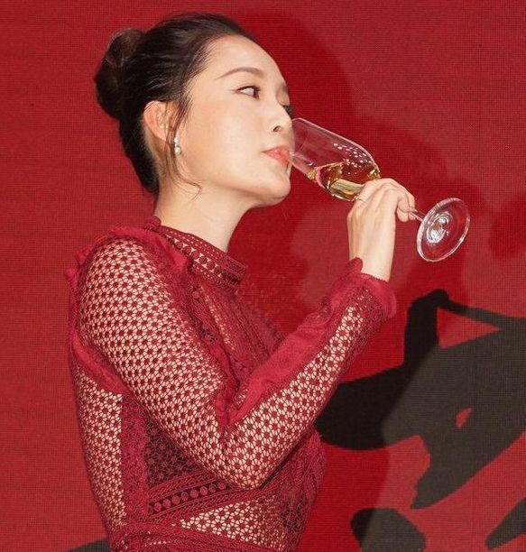 李沁和大22岁伊能静撞衫，竟输到痛心，网友：姜还是老的辣啊！