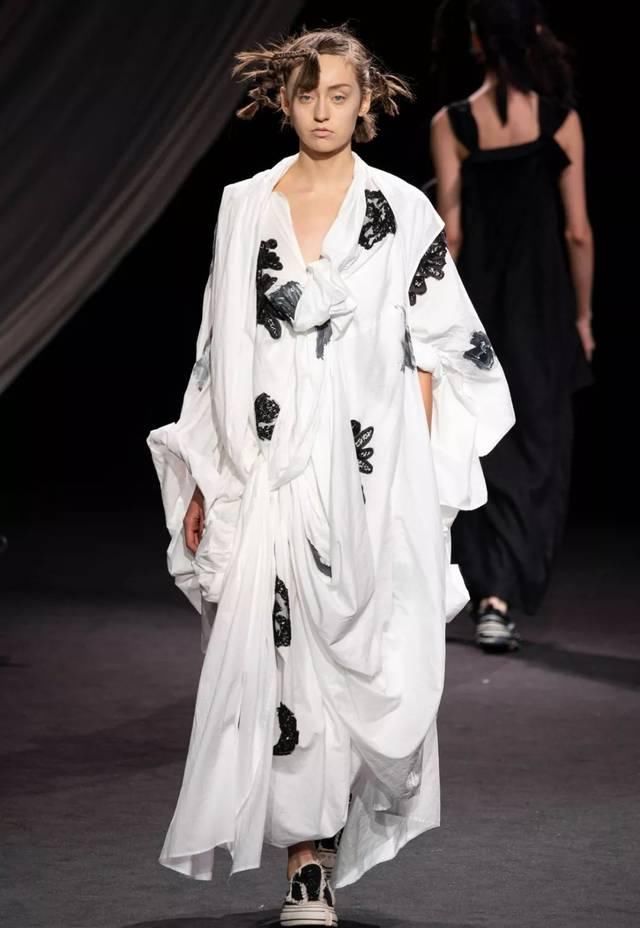  时装秀：Yohji Yamamoto 2020 春夏时装秀：山本耀司的黑色诗意想象