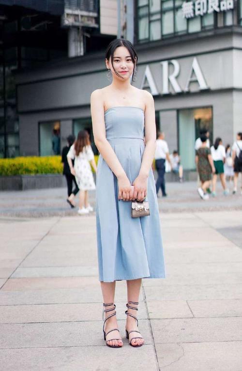 街拍：图1金·卡戴珊真胆大，穿透明上衣老公没意见？图5纹身个性