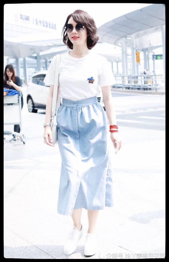 41岁陈数裙子这么紧还塞得进T恤？网友：腰围一尺五？