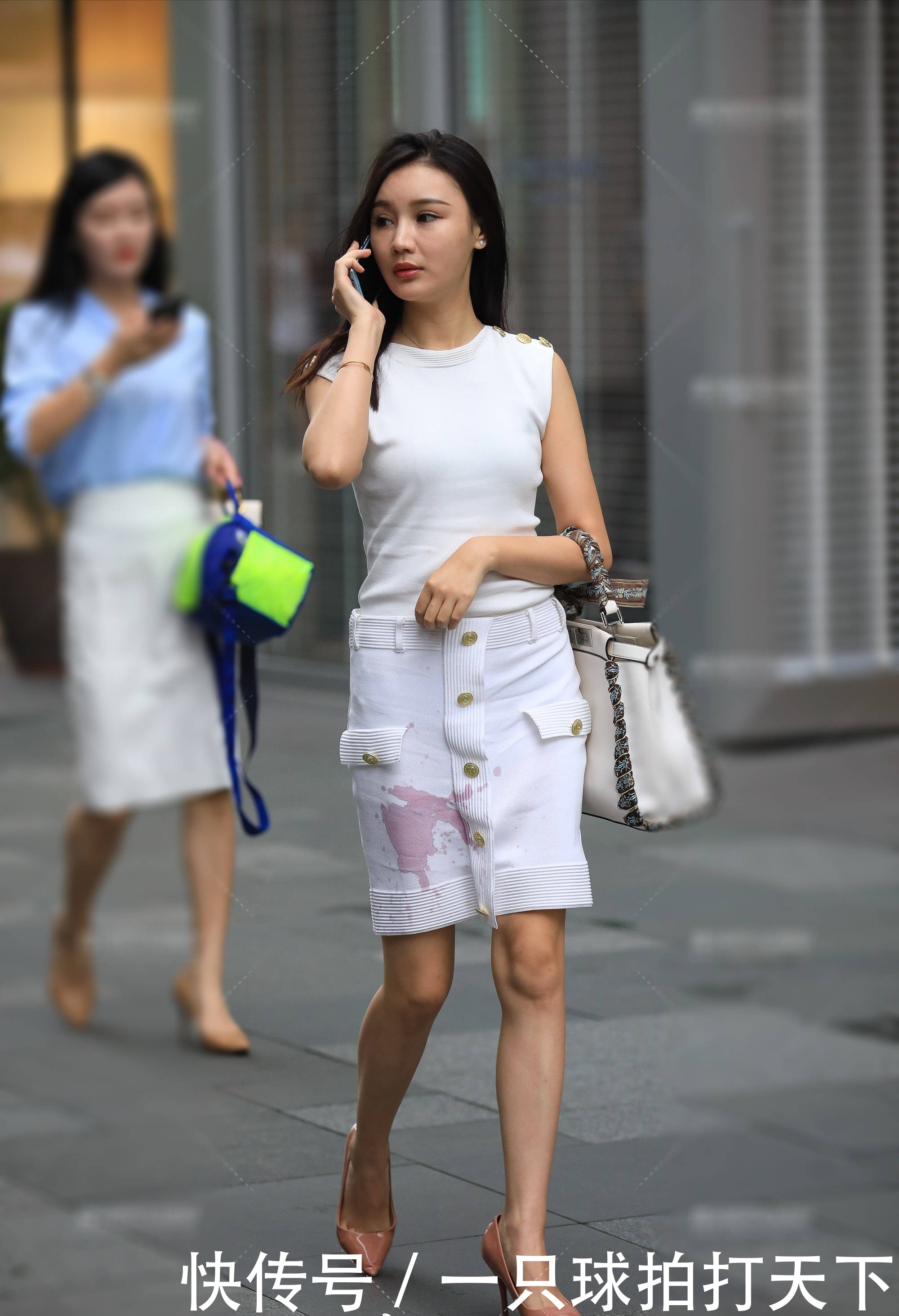  『冰丝小』冰丝小背心和高腰半身裙组成的套装，完美体现了欧式名媛风